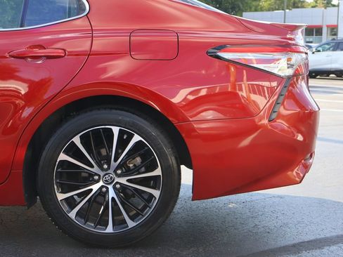 Used 2019 Toyota Camry SE FWD image 4