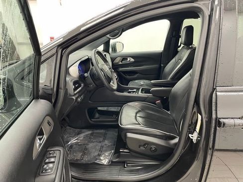 Used 2023 Chrysler Pacifica Limited w/ Uconnect Theater Family Group image 8