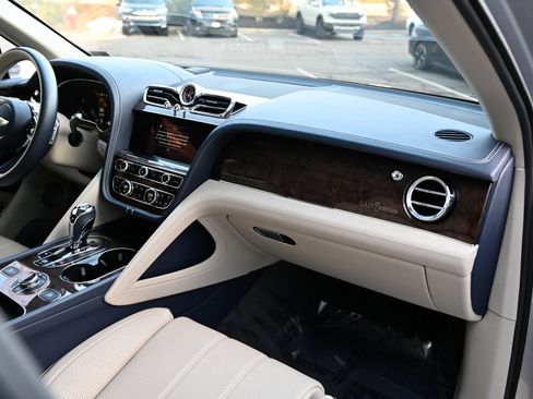 Used 2022 Bentley Bentayga image 54