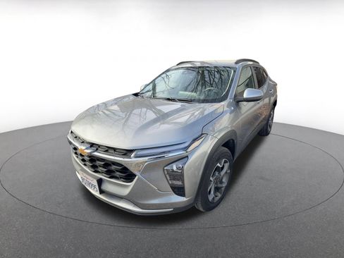 Used 2025 Chevrolet Trax LT image 4