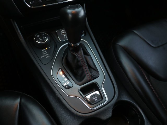 Used 2021 Jeep Cherokee Trailhawk AWD/4WD image 24