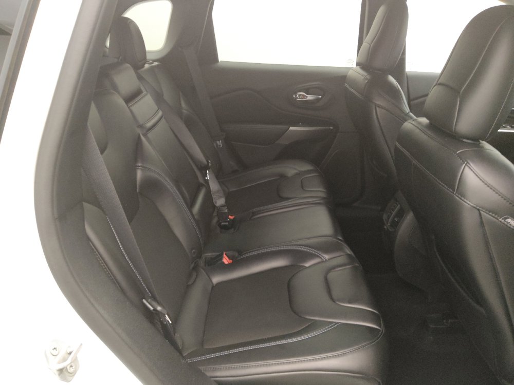 Used 2019 Jeep Cherokee Latitude Plus w/ Comfort/Convenience Group FWD image 19