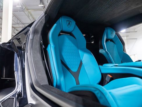 Used 2025 Lamborghini Revuelto image 35