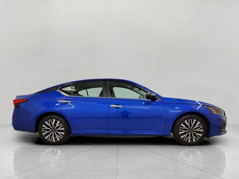 Used 2025 Nissan Altima 2.5 SV FWD image 12