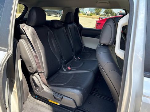 Used 2022 Kia Carnival LX FWD image 11
