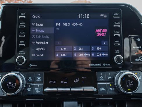 Used 2020 Toyota Highlander XLE image 36