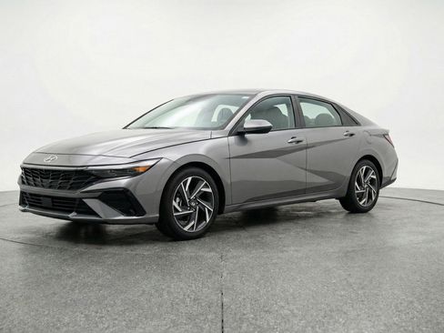 Used 2025 Hyundai Elantra Limited FWD image 3