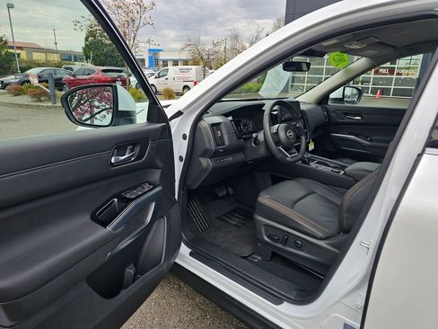 Certified 2025 Nissan Pathfinder SL AWD/4WD image 16
