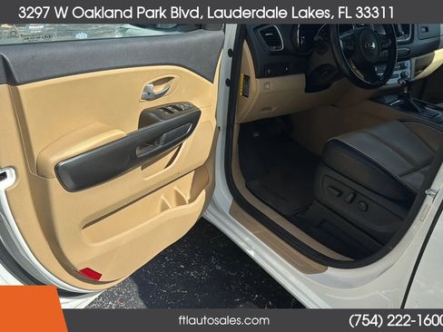 Used 2017 Kia Sedona LX w/ LX Essentials Premium Package FWD image 18