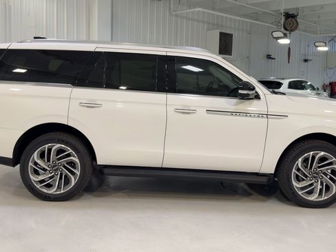 New 2026 Lincoln Navigator Premiere AWD/4WD image 2