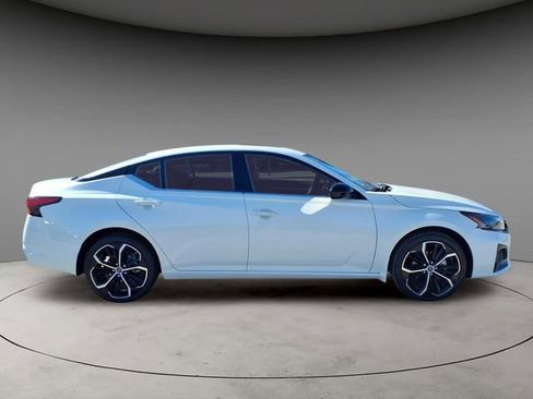 Used 2025 Nissan Altima 2.5 SR w/ SR Premium Package image 10