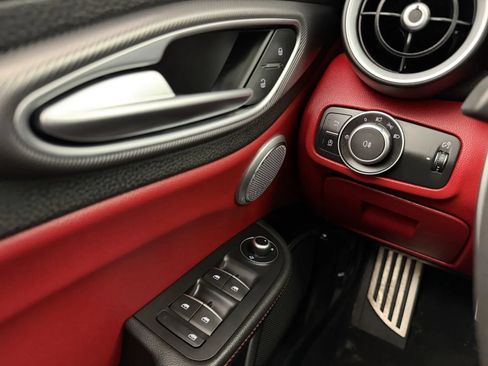 Used 2018 Alfa Romeo Giulia AWD image 15