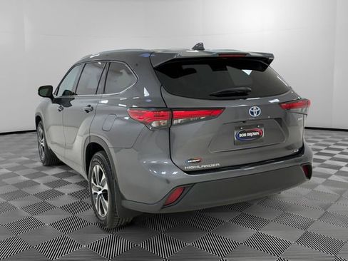 Used 2022 Toyota Highlander XLE AWD/4WD image 3