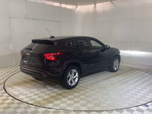 Used 2024 Chevrolet Trax LS w/ LS Convenience Package FWD image 8