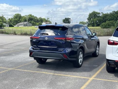 Used 2022 Toyota Highlander LE AWD/4WD image 3