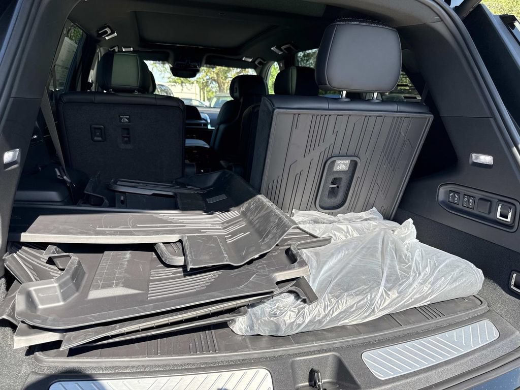 New 2026 Cadillac Vistiq Sport w/ LPO, Floor Liner Package AWD/4WD image 11