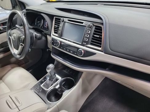 Used 2019 Toyota Highlander XLE AWD/4WD image 16