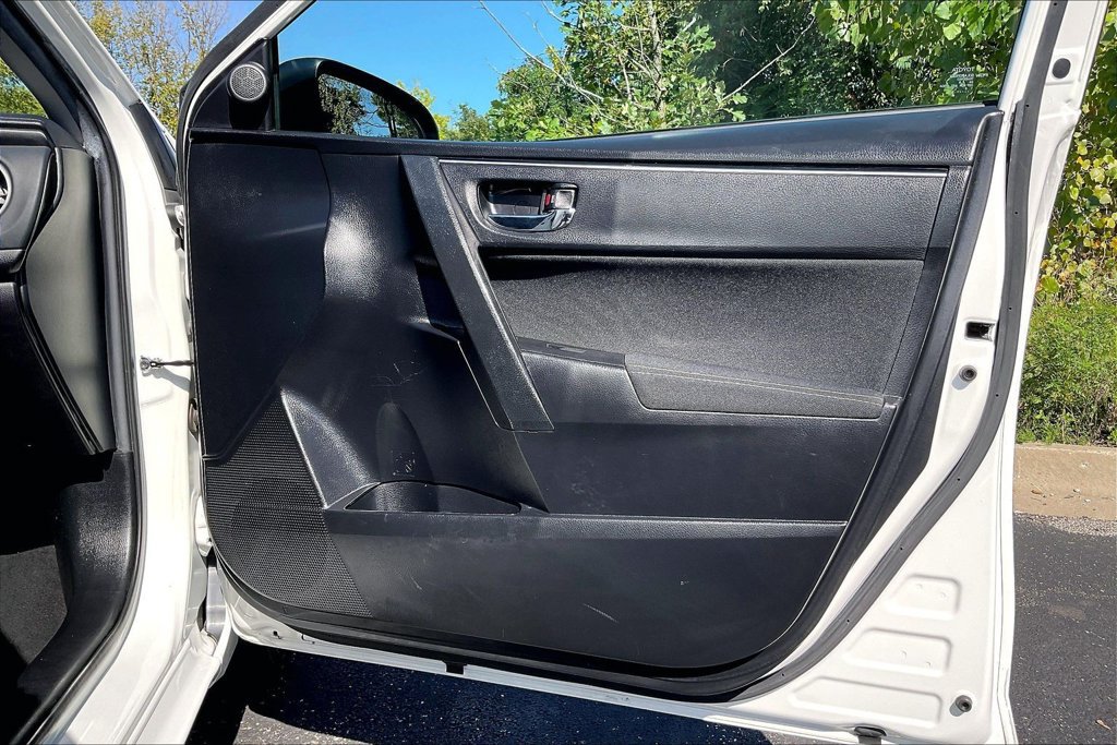 Used 2018 Toyota Corolla LE FWD image 23