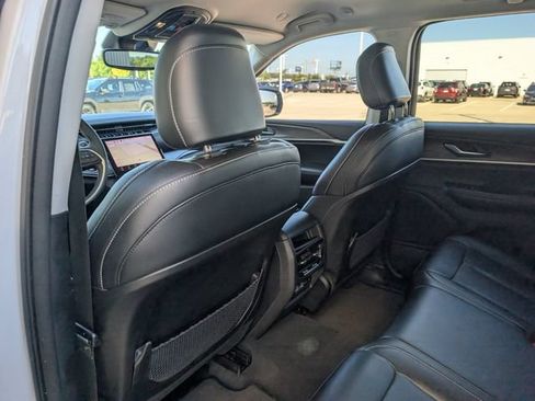 Used 2023 Jeep Grand Cherokee Limited w/ Black Appearance Package AWD/4WD image 24