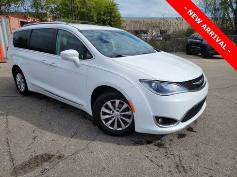 Used 2018 Chrysler Pacifica Touring-L Plus FWD image 1