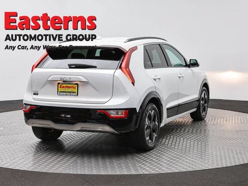 Used 2023 Kia Niro Wind w/ Wind Preserve Package FWD image 5