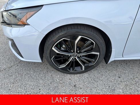 Used 2023 Nissan Altima 2.5 SR w/ SR Premium Package image 11