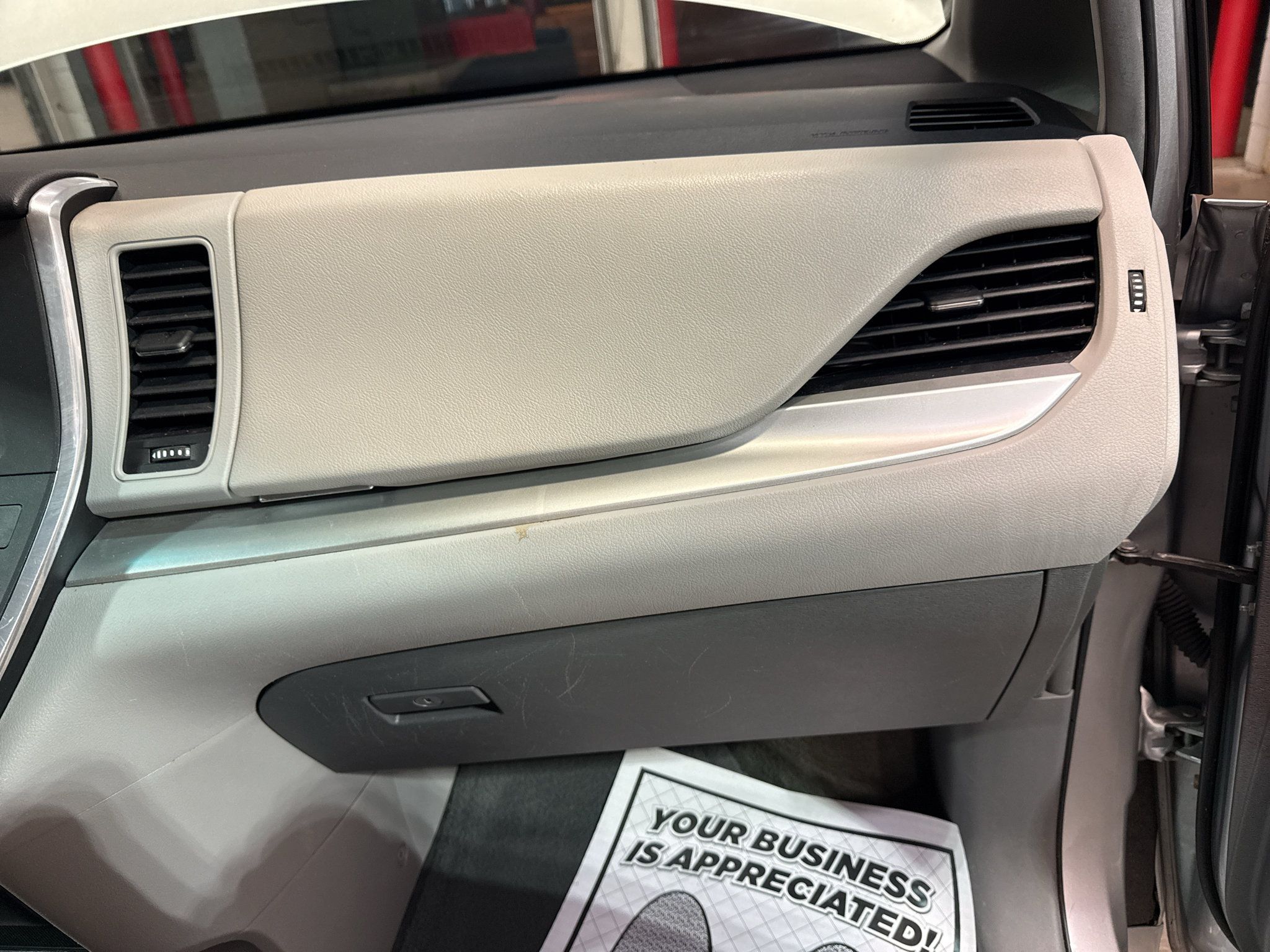Used 2015 Toyota Sienna LE FWD image 24