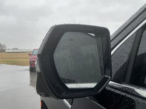 Used 2024 GMC Yukon Denali w/ Advanced Technology Package image 12