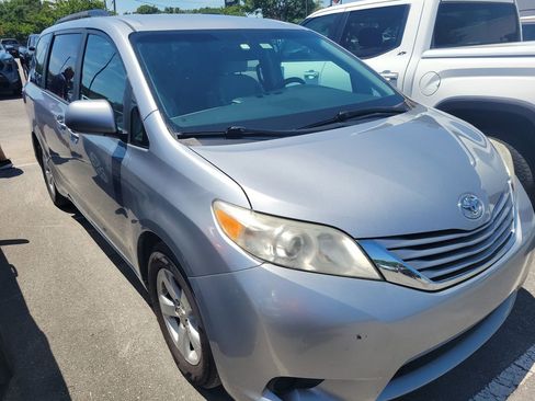 Used 2015 Toyota Sienna LE FWD image 4