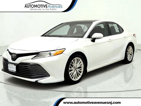 Used 2018 Toyota Camry XLE FWD image 1