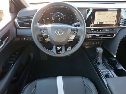 Used 2025 Toyota Camry SE image 11