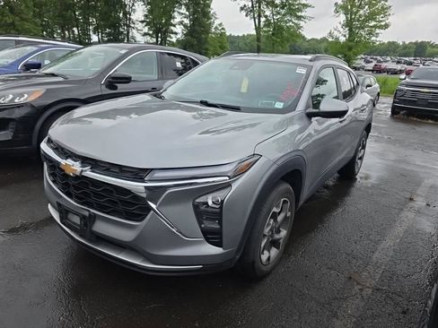 Used 2024 Chevrolet Trax LT w/ Driver Confidence Package FWD image 5