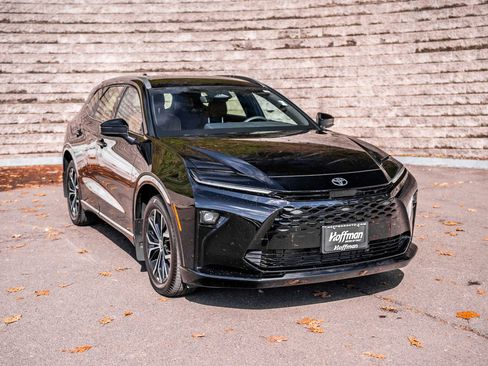 Certified 2025 Toyota Crown Signia XLE image 2