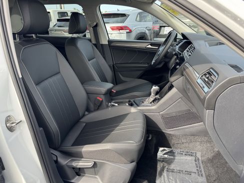 Used 2024 Volkswagen Tiguan SE w/ Panoramic Sunroof Package image 34