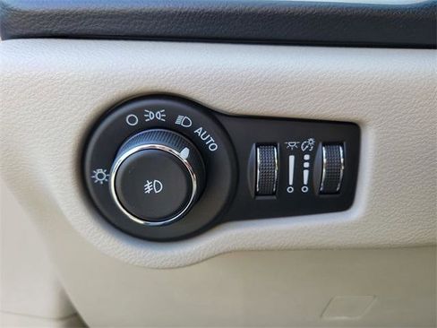 Certified 2017 Chrysler Pacifica Premium image 21