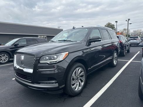 Used 2023 Lincoln Navigator Reserve image 3