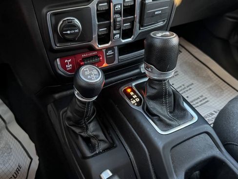 Used 2024 Jeep Wrangler Unlimited AWD/4WD image 36