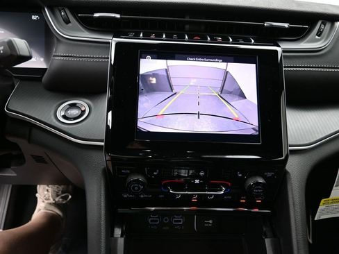 New 2025 Jeep Grand Cherokee Altitude image 18