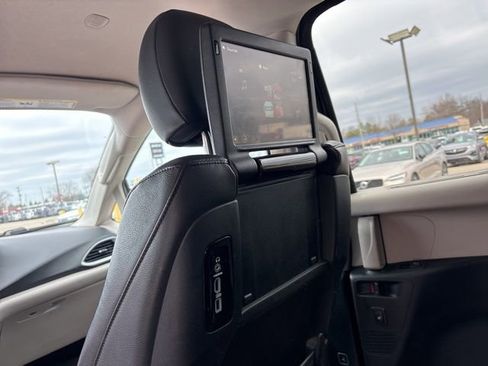 Used 2017 Chrysler Pacifica Touring-L Plus w/ Tire & Wheel Group image 18