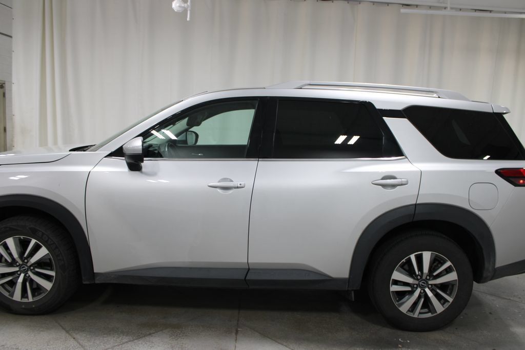 Used 2025 Nissan Pathfinder SL FWD image 6