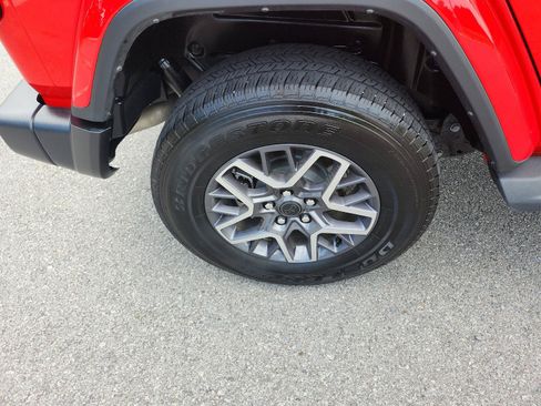 Used 2025 Jeep Wrangler Unlimited Sahara AWD/4WD image 5