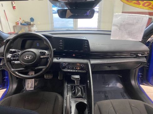 Used 2025 Hyundai Elantra Sport FWD image 15