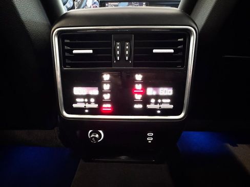 Used 2023 Porsche Cayenne Platinum Edition image 22