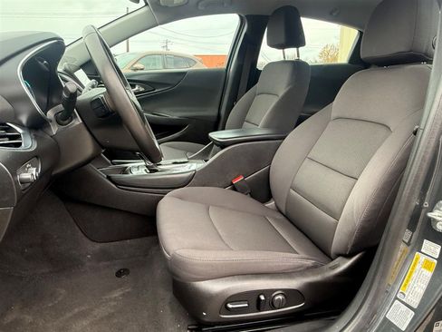 Used 2017 Chevrolet Malibu LT image 18