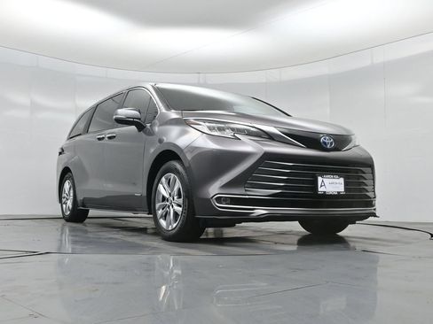 Used 2021 Toyota Sienna Limited FWD image 52