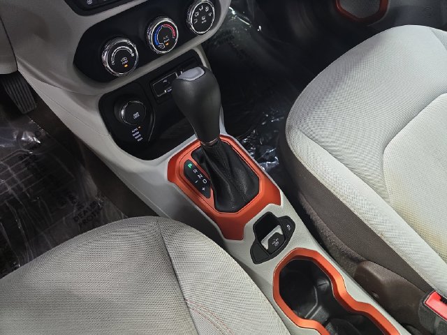 Used 2017 Jeep Renegade Latitude w/ Cold Weather Group AWD/4WD image 26
