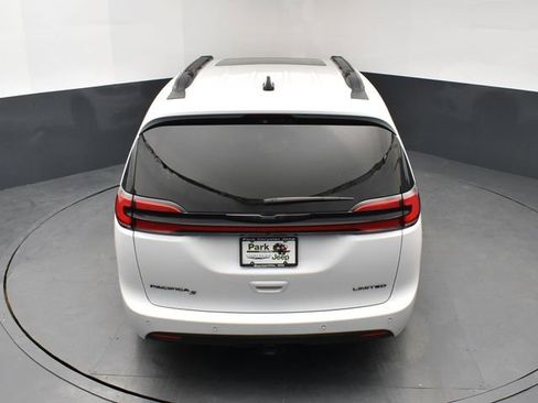 Used 2024 Chrysler Pacifica Limited w/ Uconnect Theater Family Group image 17
