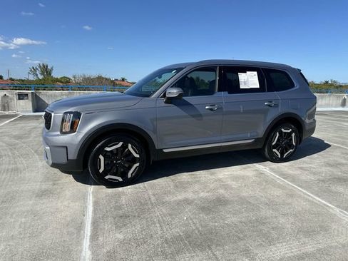 Used 2024 Kia Telluride EX w/ EX Captain's Chair Package image 16