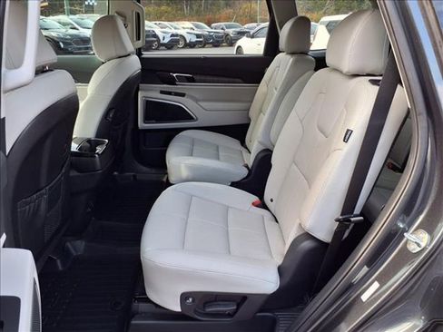 Used 2024 Kia Telluride EX w/ EX Captain's Chair Package image 11