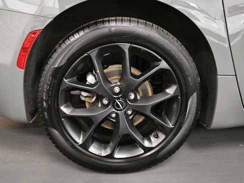 Used 2025 Chrysler Pacifica Limited FWD image 35